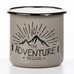 MUGSY Emaille Tasse mit Spruch The Adventure Begins, 330 ml, Camping Tasse, Camping Ausrüstung, Retro Design I Grau