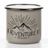MUGSY Emaille Tasse mit Spruch The Adventure Begins, 330 ml, Camping Tasse, Camping Ausrüstung, Retro Design I Grau