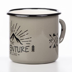MUGSY Emaille Tasse mit Spruch The Adventure Begins, 330 ml, Camping Tasse, Camping Ausrüstung, Retro Design I Grau