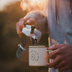 Kantine 51° Nord ® Camping Tasse 450ml | Bruchsichere Emaille Kaffeetasse mit Edelstahl Rand I Kaffeebecher für Outdoor I Ema