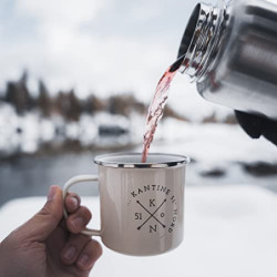Kantine 51° Nord ® Camping Tasse 450ml | Bruchsichere Emaille Kaffeetasse mit Edelstahl Rand I Kaffeebecher für Outdoor I Ema