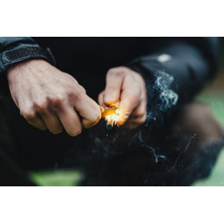 WIKA Feuerstahl, Feuerstarter mit wasserdichter Zunderdose aus Aluminium, Holzgriff und fluoreszierendem Paracordband, spezie