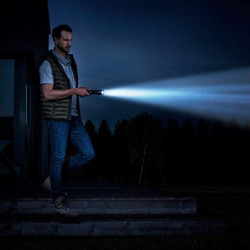 VARTA Taschenlampe LED inkl. 6x AA Batterien, Night Cutter F40 Premium Leuchte, Lampe 1000 Lumen Leuchtstärke, Taschenleuchte