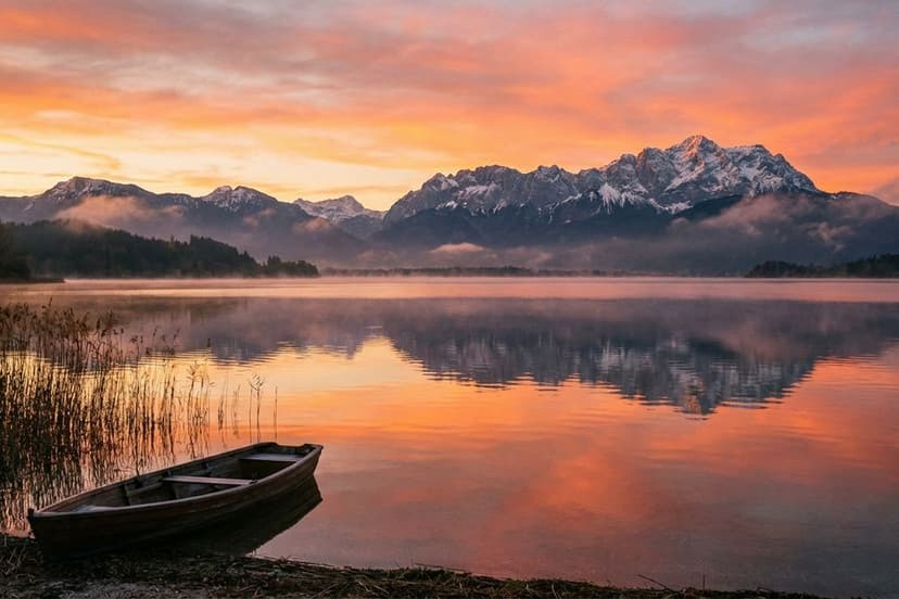Weiter Blick über den Ammersee mit Alpenkulisse im Hintergrund bei Sonnenaufgang