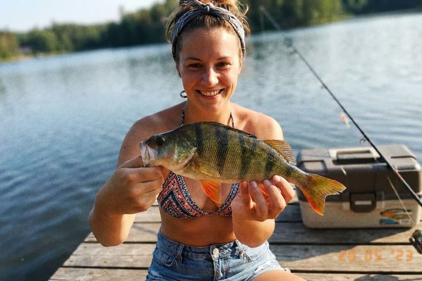 Angler beim Barsch-Spinnfischen am Ufer mit Ultra-Light-Rute