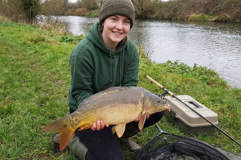 Mädchen mit gefangenem Karpfen