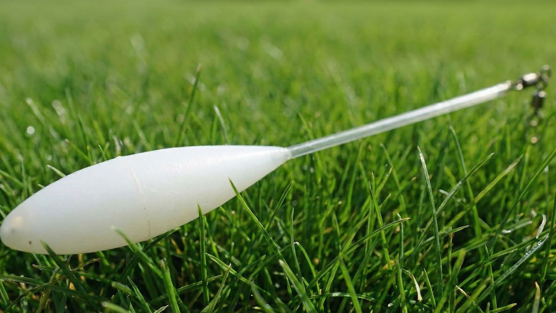 Angler wirft Sbirolino-Montage auf weite Distanz am Forellensee aus